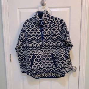 Super cozy vineyard vines pullover, excellent condition! Size XS.